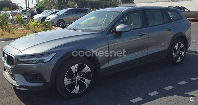 Usado Volvo V60 CC Pro 250 CV (183 kW) 2021 Gris / plata Familiar