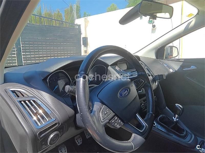 Usado Ford Focus Trend 125 CV (91 kW) 2018 Gris / plata Berlina