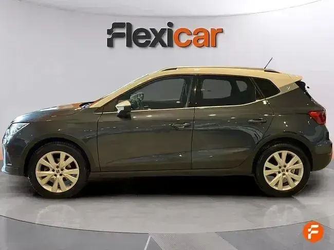 Usado Seat Arona Xperience 110 CV (80 kW) 2022 Gris / plata SUV