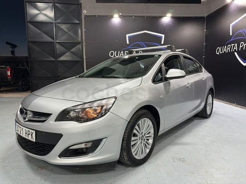 Usado Opel Astra Excellence 110 CV (80 kW) 2014 Gris / plata Berlina