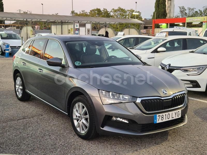 Usado Skoda Scala 95 CV (69 kW) 2022 Gris / plata Utilitario