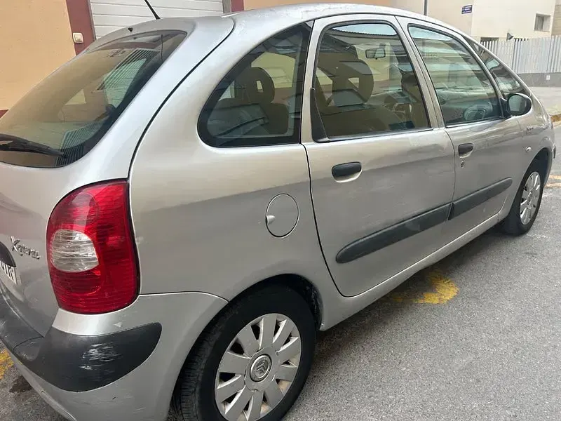 Usado Citroën Xsara Picasso Exclusive 110 CV (80 kW) 2006 Gris / plata Monovolumen