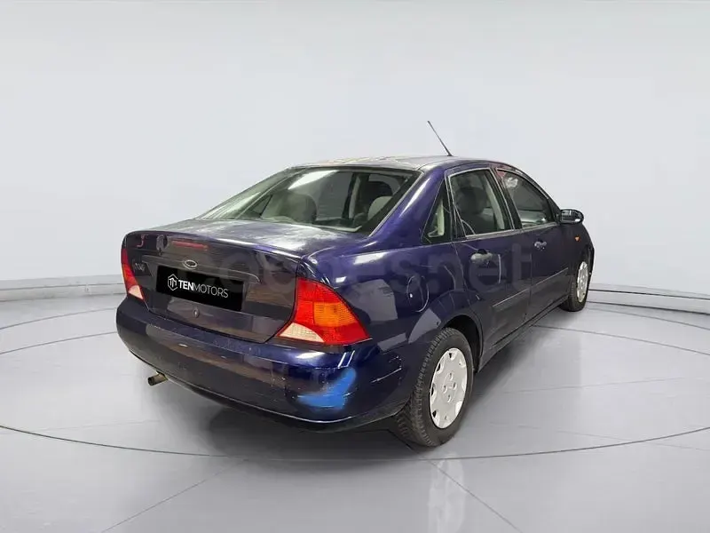Usado Ford Focus Ambiente 100 CV (73 kW) 2001 Azul Berlina