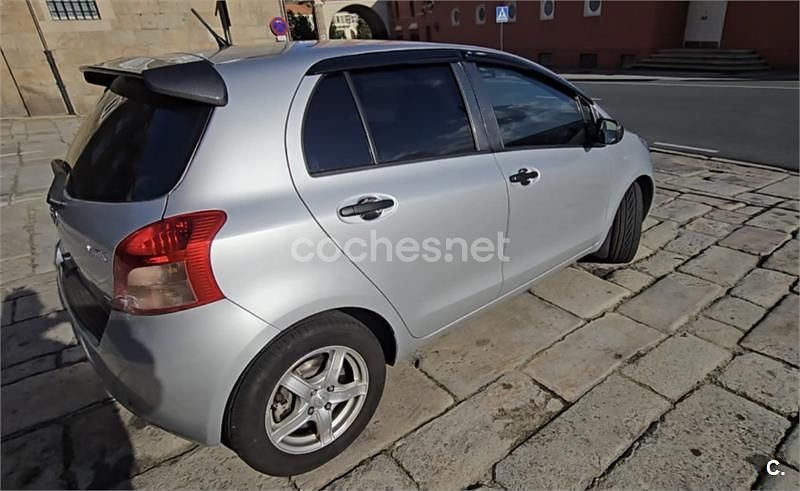 Gris / plata Usado 2006 Toyota Yaris Berlina | 6999 € (Un poco caro) - Imagen 1/4