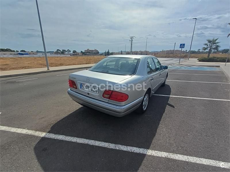 Usado Mercedes E300 Elegance 136 CV (100 kW) 1996 Gris / plata Berlina