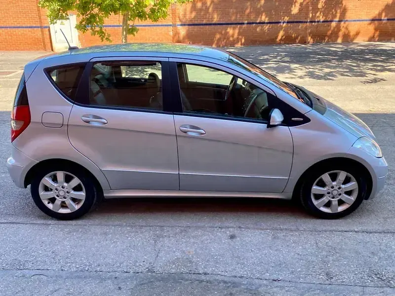 Usado Mercedes A180 Avantgarde 109 CV (80 kW) 2010 Gris / plata Monovolumen