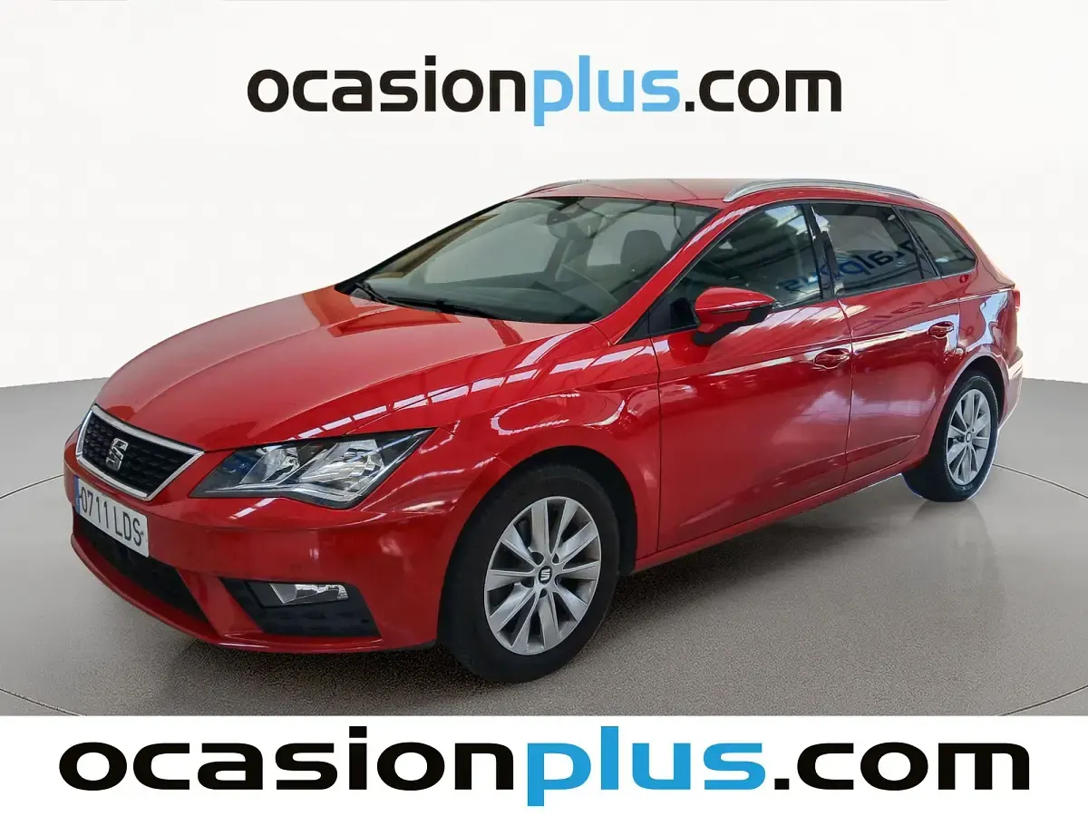 Usado Seat Leon Style 130 CV (95 kW) 2020 Rojo Monovolumen