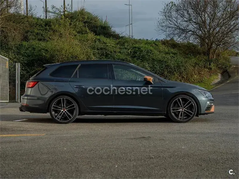 Usado Seat Leon ST 4Drive 300 CV (220 kW) 2019 Gris / plata Familiar