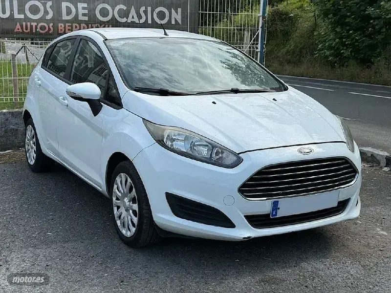 Usado Ford Fiesta 75 CV (55 kW) 2015 Blanco Utilitario