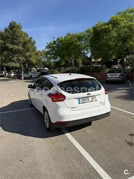 Usado Ford Focus Trend 125 CV (91 kW) 2016 Blanco Berlina