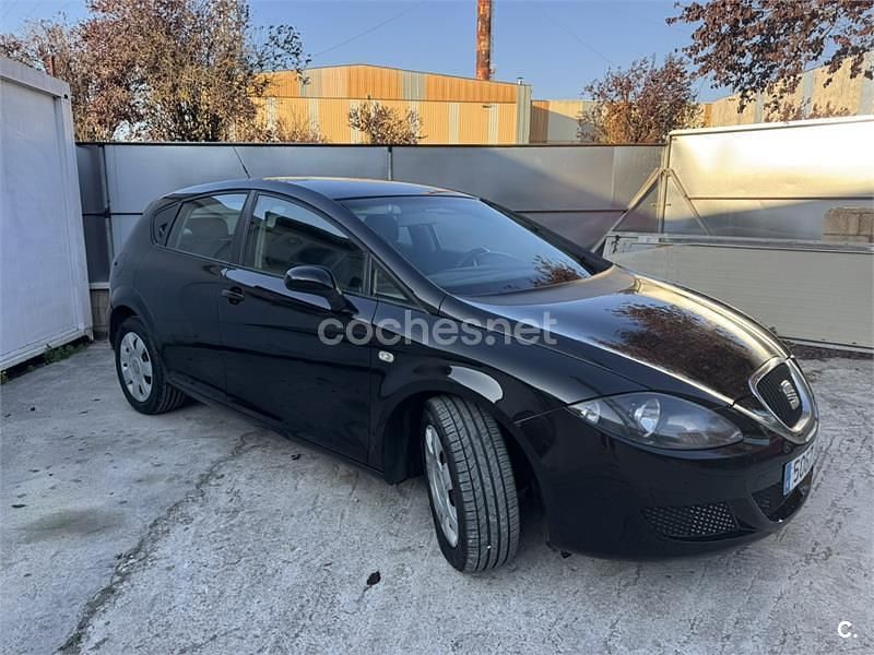 Usado Seat Leon Stylance 105 CV (77 kW) 2007 Negro Utilitario