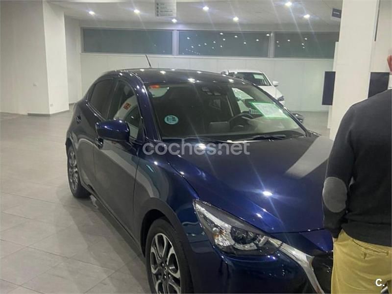 Usado Mazda 2 Luxury 105 HP (77 kW) 2017 Azul Sedan