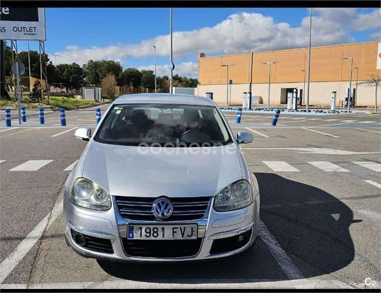 Usado VW Jetta Trendline 105 CV (77 kW) 2007 Gris / plata Berlina