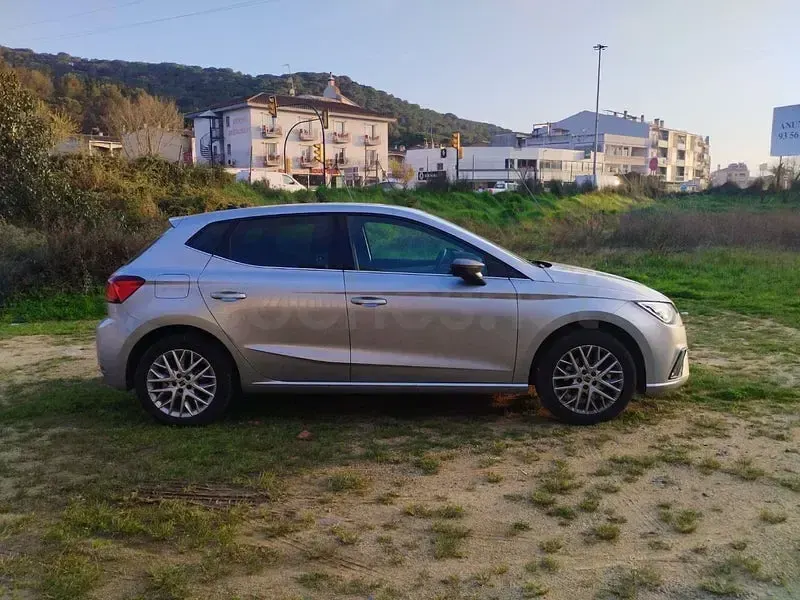 Usado Seat Ibiza 110 CV (80 kW) 2024 Gris / plata Utilitario