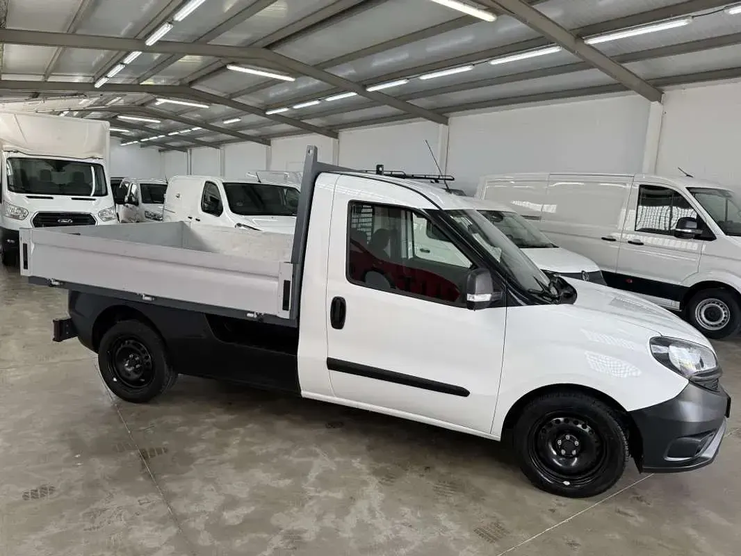 Usado Fiat Doblò 95 CV (69 kW) 2018 Blanco Monovolumen