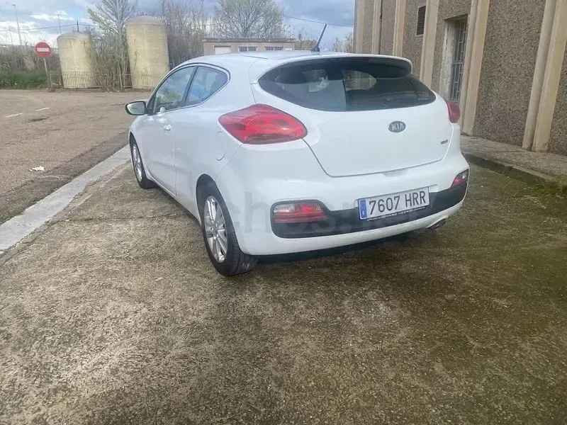 Usado Kia Ceed GT 128 HP (94 kW) 2014 Branco Sedan