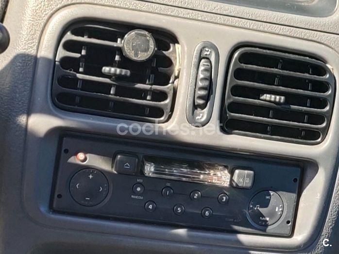 Usado Renault Clio II 60 CV (44 kW) 2001 Amarillo Berlina