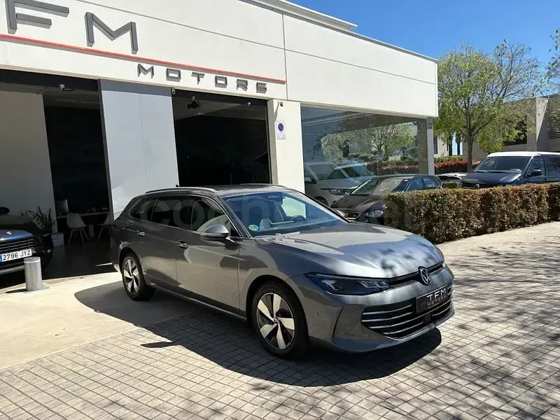 Usado VW Passat R-line 150 CV (110 kW) 2024 Gris / plata Familiar