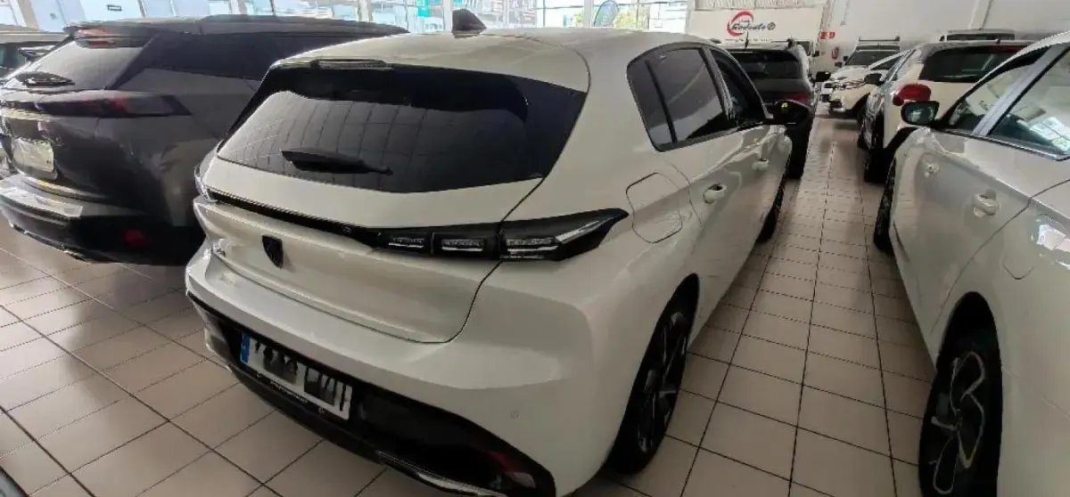 Usado Peugeot 308 Allure 131 CV (96 kW) 2022 Blanc nacre Berlina
