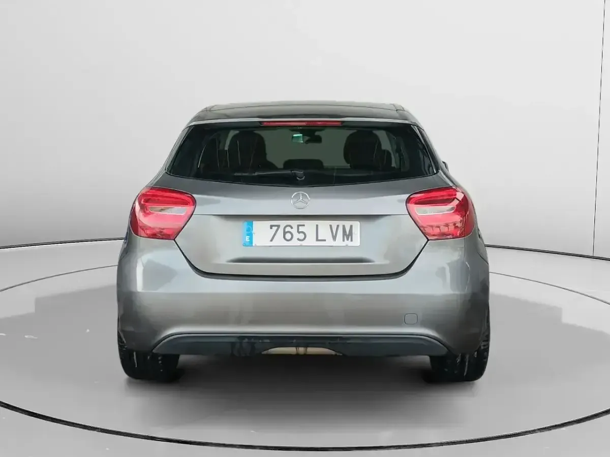 Usado Mercedes A180 Style 109 CV (80 kW) 2017 Gris / plata Berlina