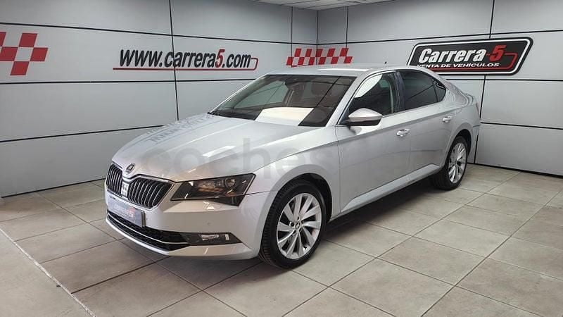 Usado Skoda Superb Active 120 CV (88 kW) 2016 Gris / plata Berlina