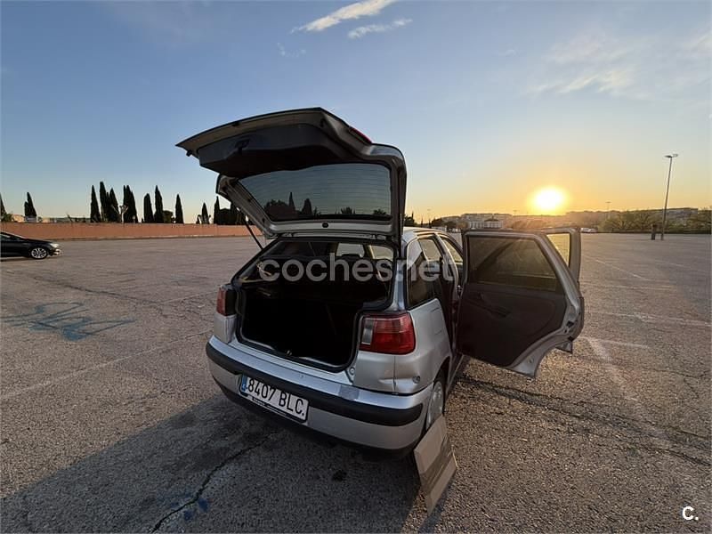 Usado Seat Ibiza Stella 68 CV (50 kW) 2001 Gris / plata Utilitario