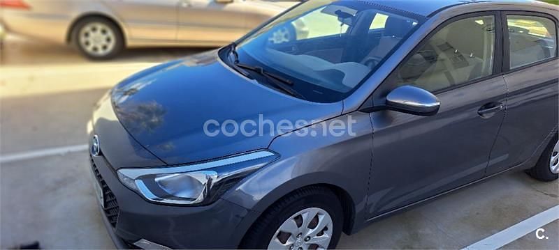 Usado Hyundai i20 84 CV (61 kW) 2016 Gris / plata Berlina