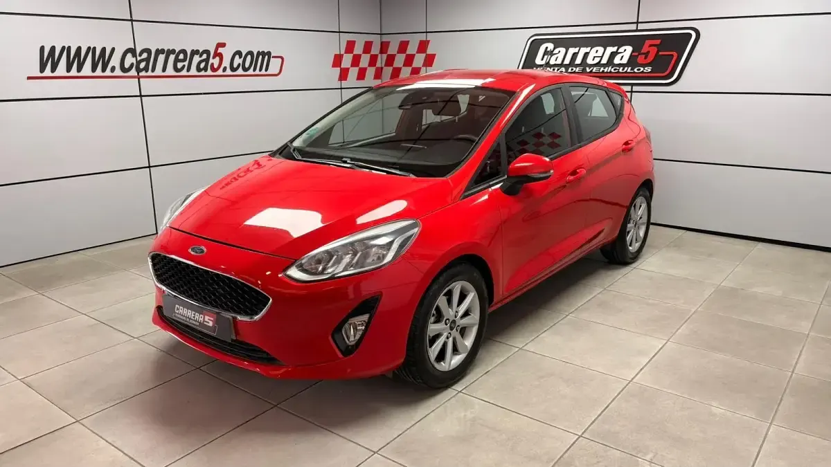 Usado Ford Fiesta Trend 100 CV (73 kW) 2017 Rojo Utilitario