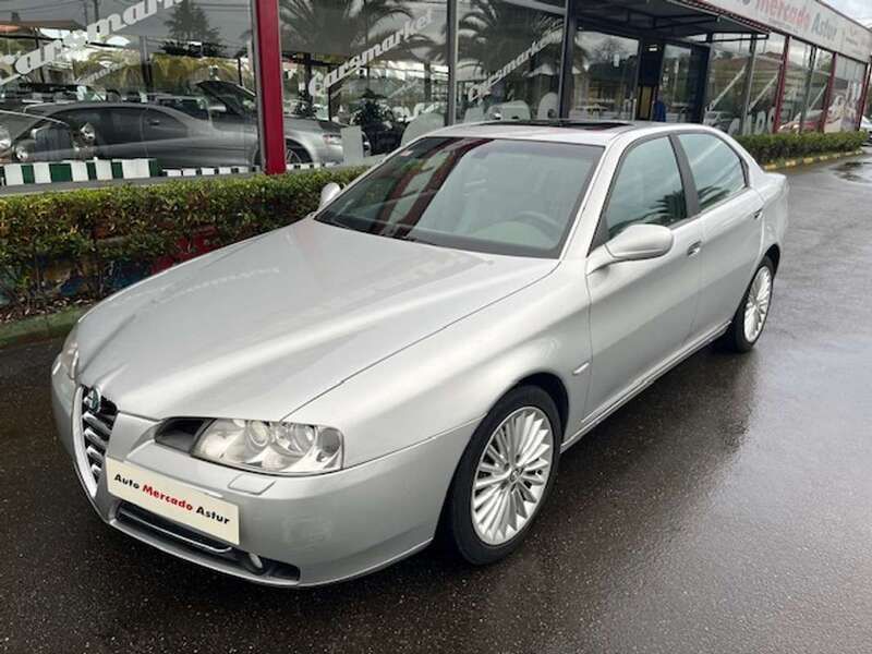 Plateado Usado 2006 Alfa Romeo 166 Distinctive Berlina | 3990 € - Imagen 1/4