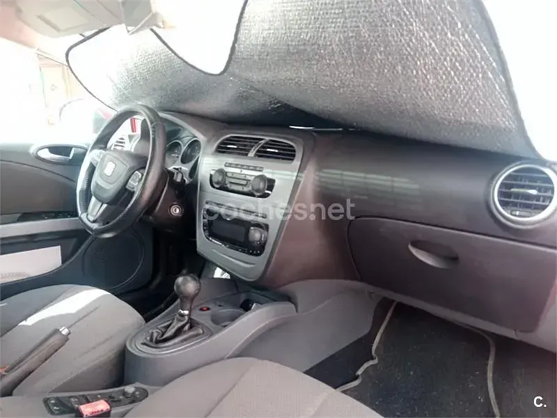Usado Seat Leon Stylance 105 CV (77 kW) 2009 Rojo Utilitario