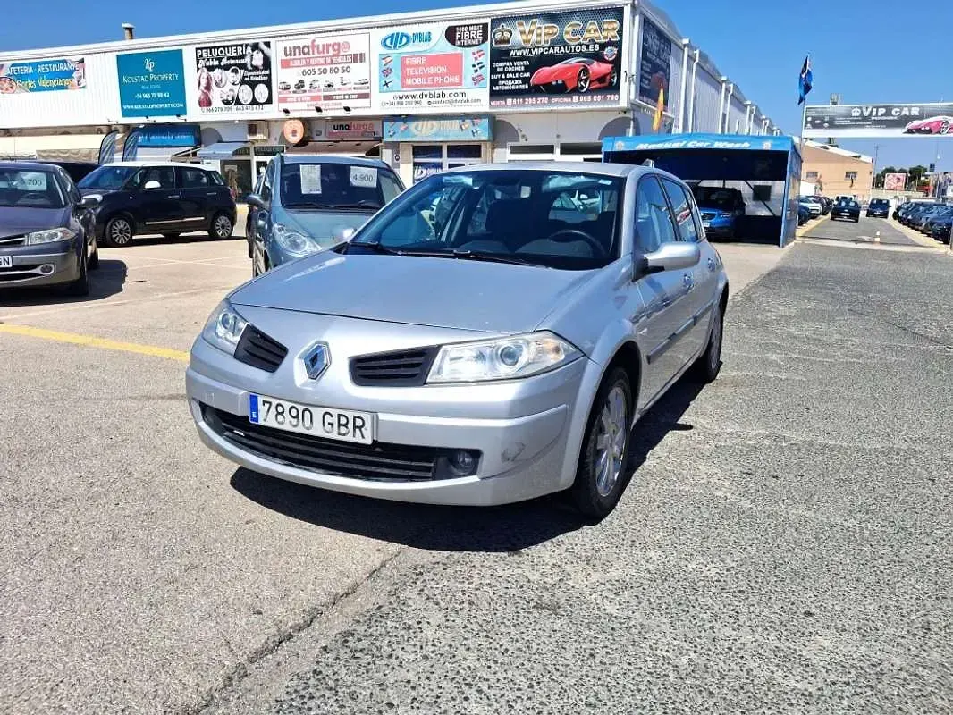 Usado Renault Mégane II Dynamique 111 CV (81 kW) 2008 Plateado Berlina