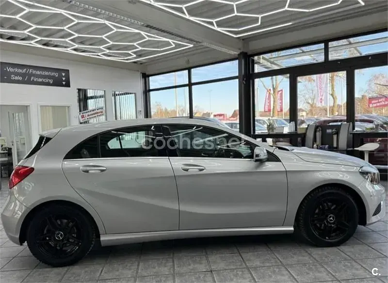 Usado Mercedes A200 Urban 156 CV (114 kW) 2014 Gris / plata Berlina