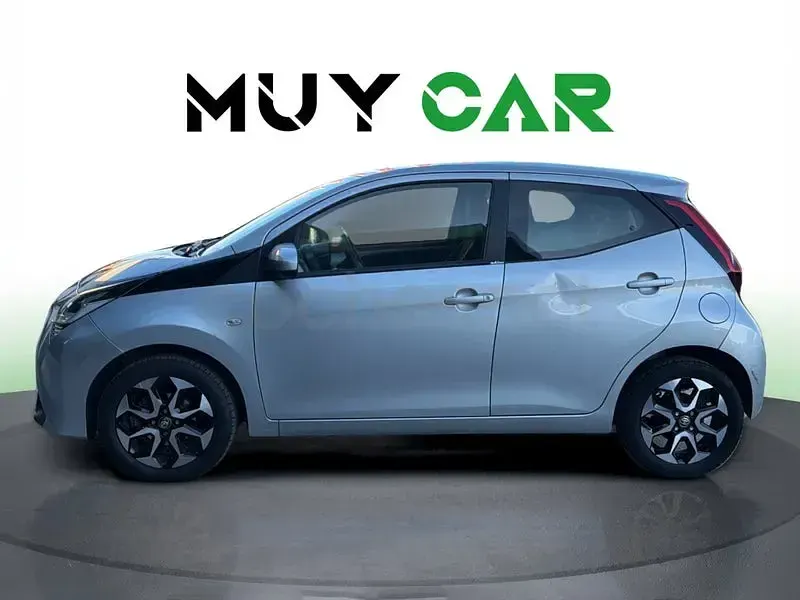 Usado Toyota Aygo X-play 72 CV (52 kW) 2020 Plateado Utilitario