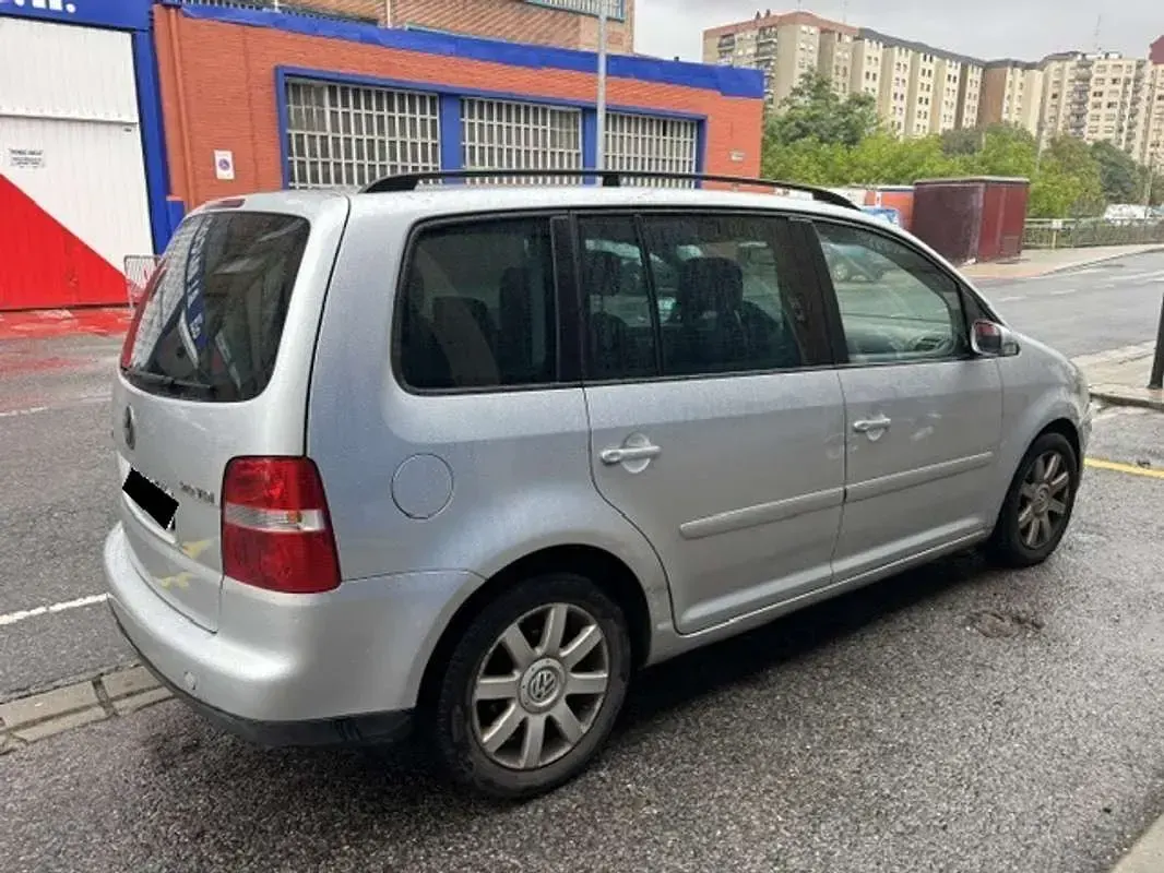 Usado VW Touran Highline 140 CV (102 kW) 2003 Plateado Monovolumen