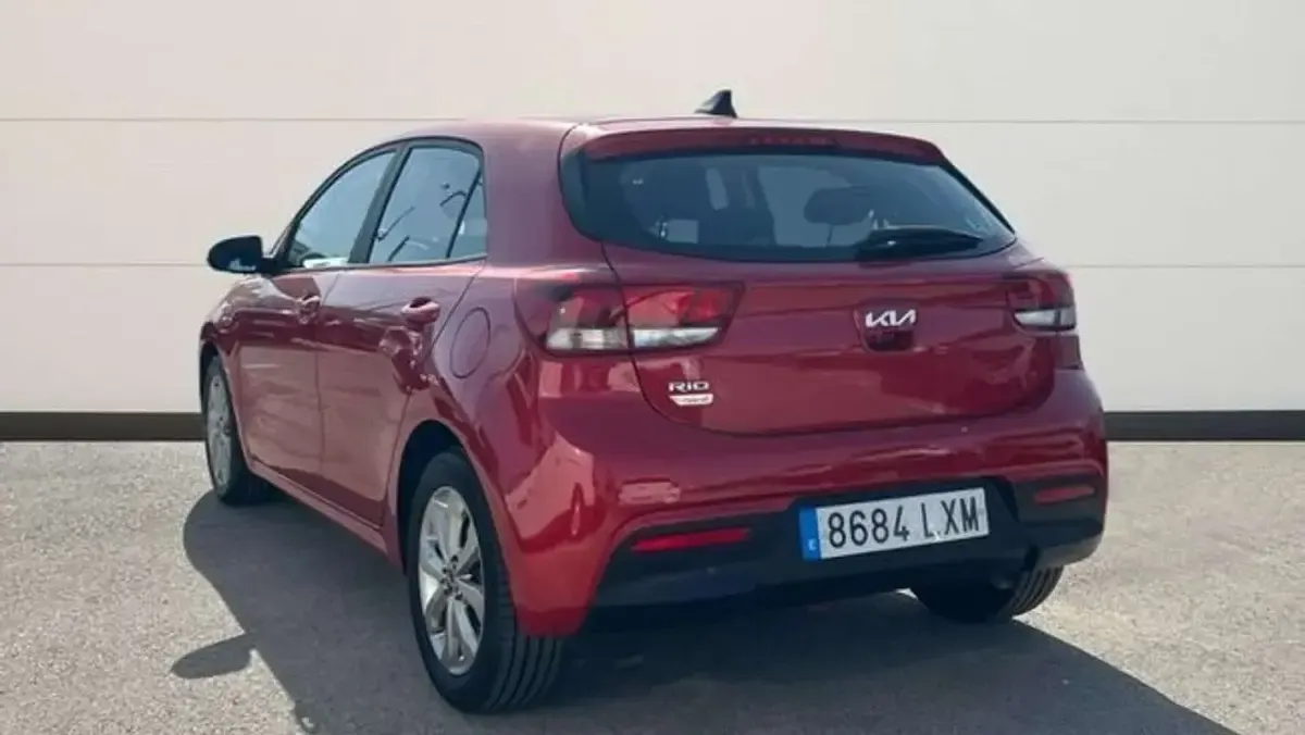 Usado Kia Rio 101 CV (74 kW) 2022 Rojo Utilitario