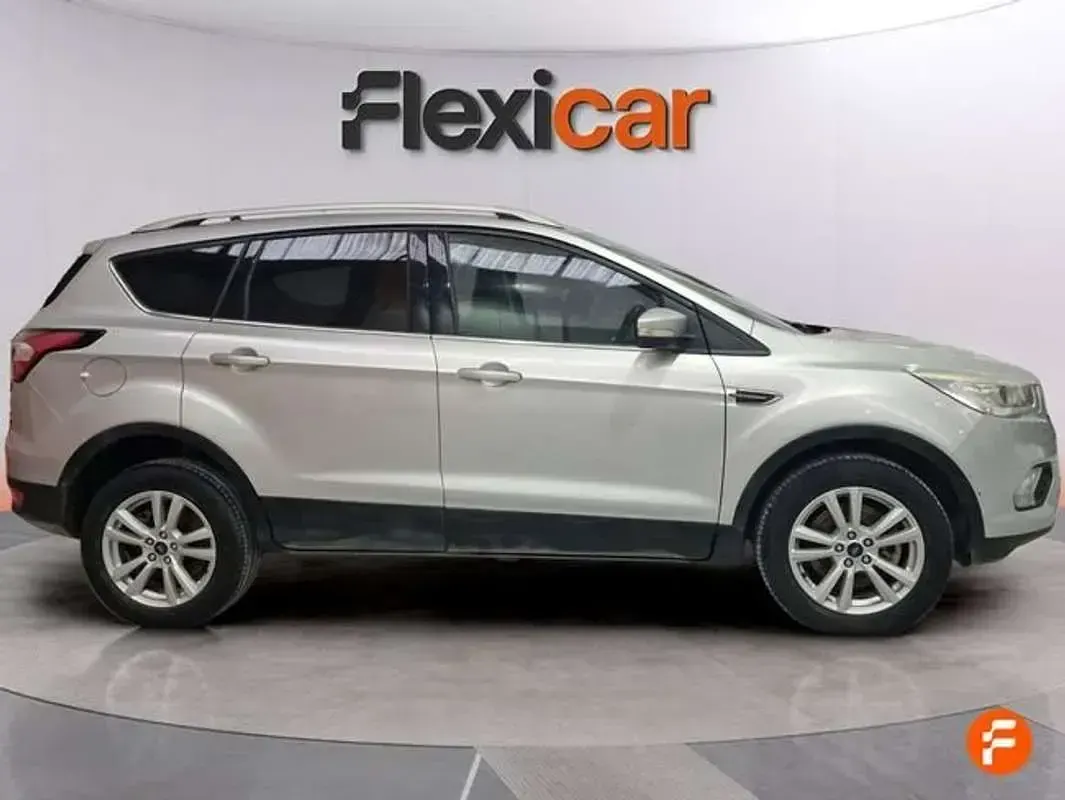 Usado Ford Kuga Trend 120 CV (88 kW) 2018 Gris SUV