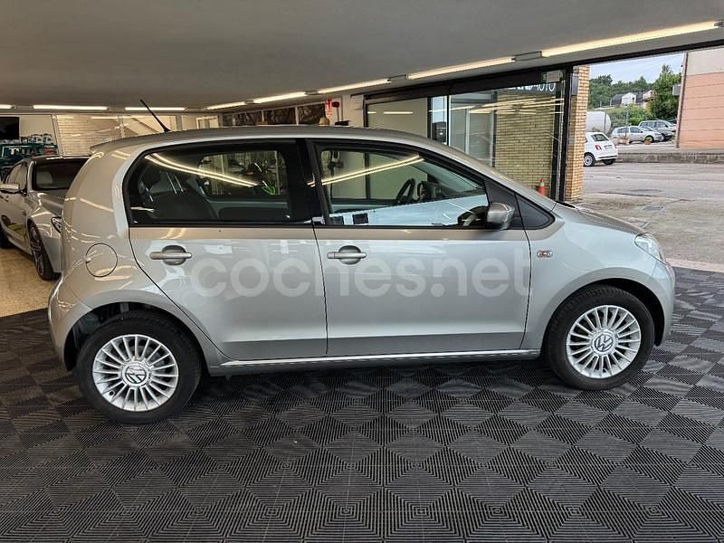 Usado VW up! high up! 75 CV (55 kW) 2015 Gris / plata Utilitario