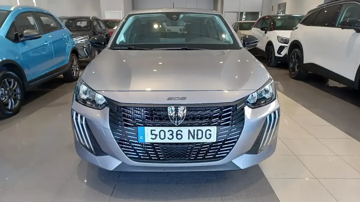 Usado Peugeot 208 Style 100 CV (73 kW) 2025 Gris Utilitario