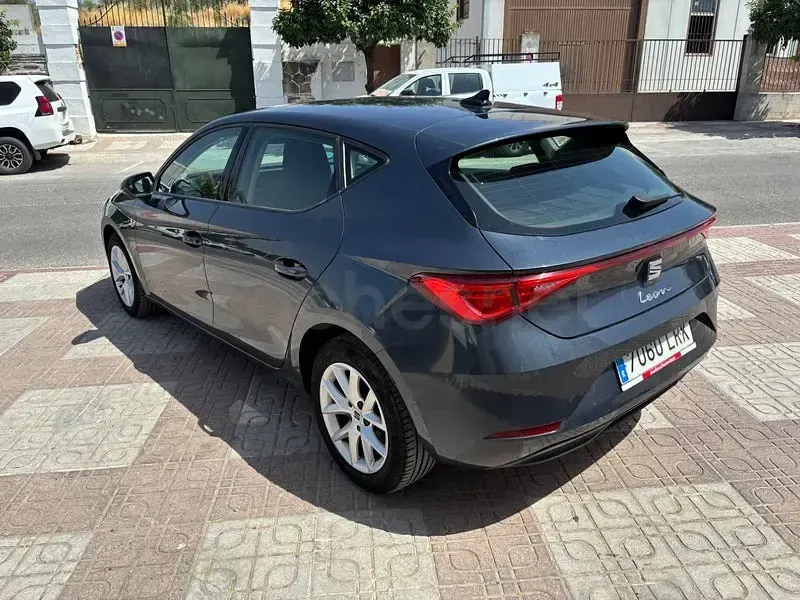 Usado Seat Leon Reference 115 CV (84 kW) 2021 Gris / plata Berlina