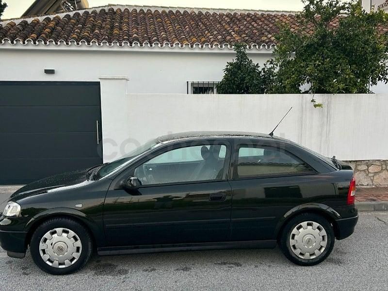 Usado Opel Astra Edition 100 CV (73 kW) 2004 Verde Berlina