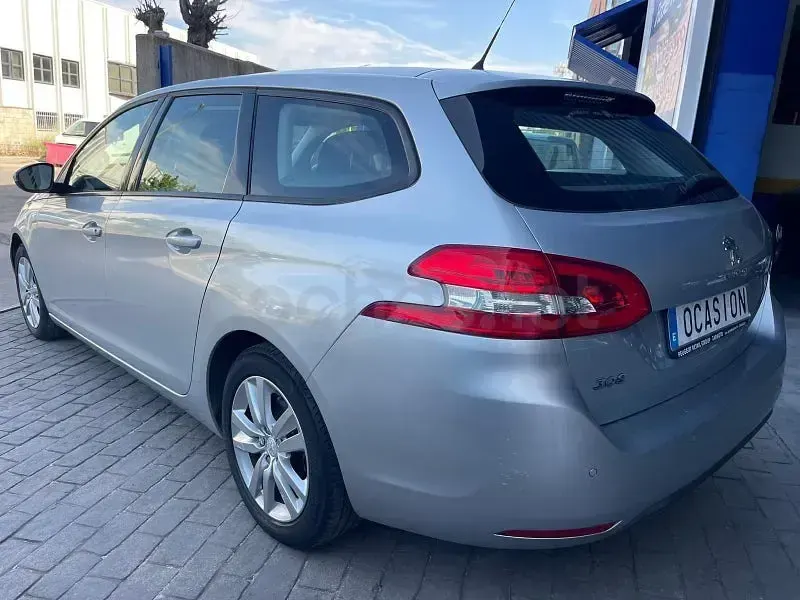 Usado Peugeot 308 SW Allure 130 CV (95 kW) 2016 Gris / plata Familiar