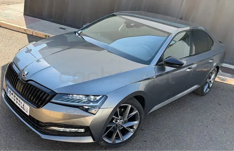 Usado Skoda Superb SportLine 150 CV (110 kW) 2022 Gris Berlina