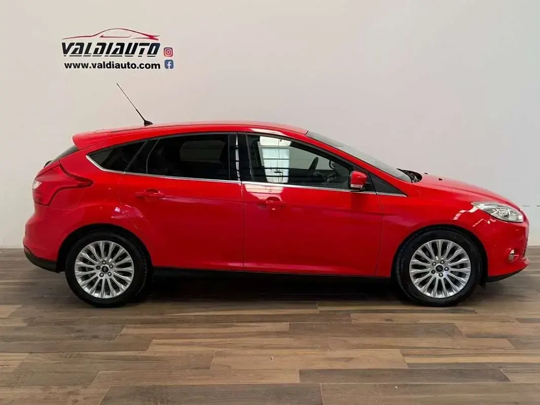 Usado Ford Focus Titanium 163 CV (119 kW) 2014 Rojo Utilitario