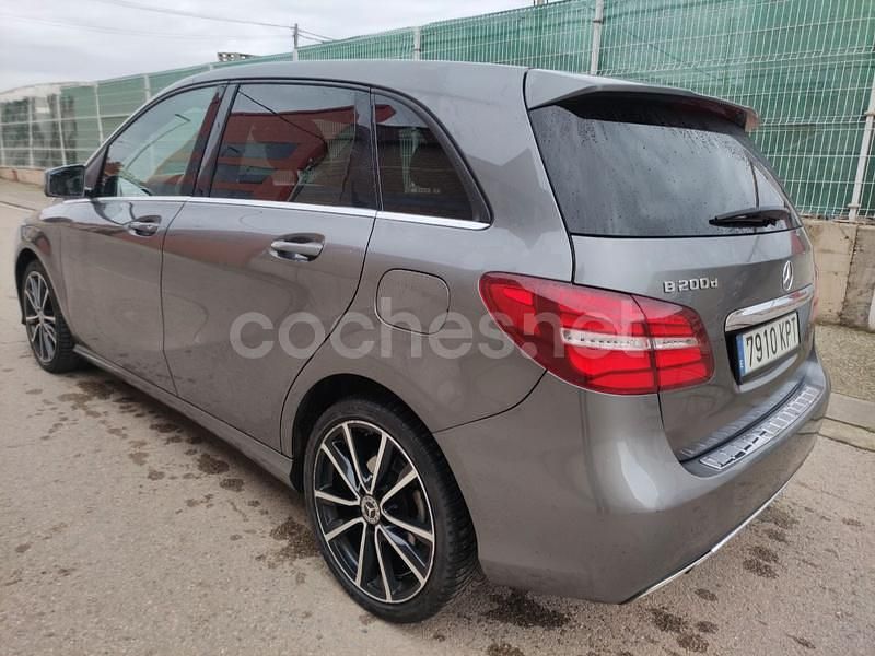 Usado Mercedes B200 136 CV (100 kW) 2018 Gris / plata Monovolumen