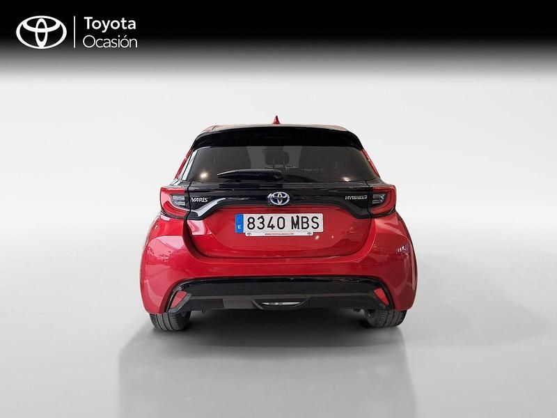 Usado Toyota Yaris Hybrid Style 116 CV (85 kW) 2022 Rojo Berlina