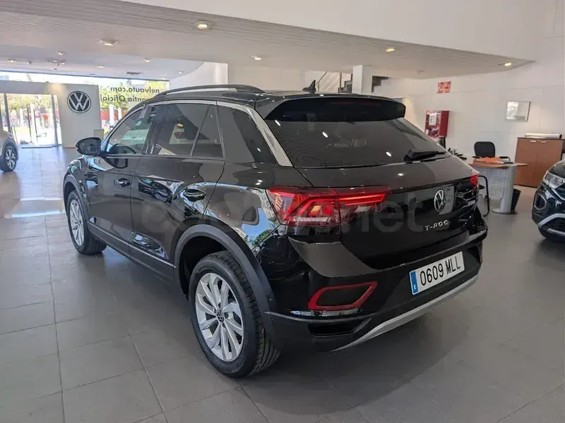 Usado VW T-Roc Life 110 CV (80 kW) 2023 Negro SUV