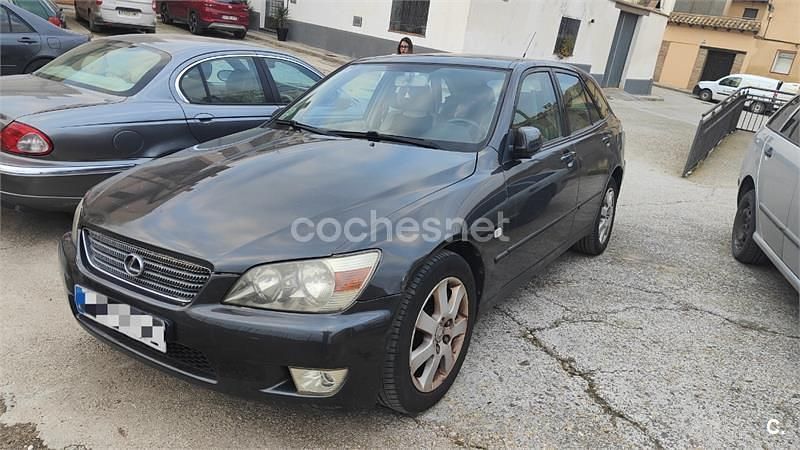 Usado Lexus IS200 Luxury Line 155 CV (114 kW) 2003 Gris / plata Familiar