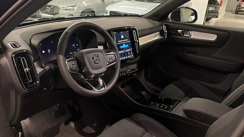 Uusi Volvo XC40 Plus 163 HP (119 kW) 2026 Musta Katumaasturi