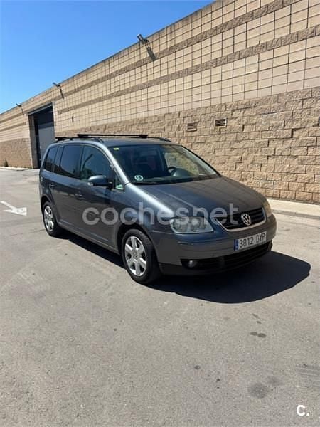 Usado VW Touran Advance 105 CV (77 kW) 2006 Gris / plata Monovolumen