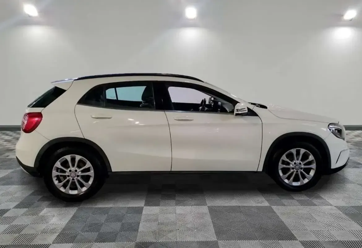 Używany Mercedes GLA200 Urban 136 KM (100 kW) 2014 Biały SUV
